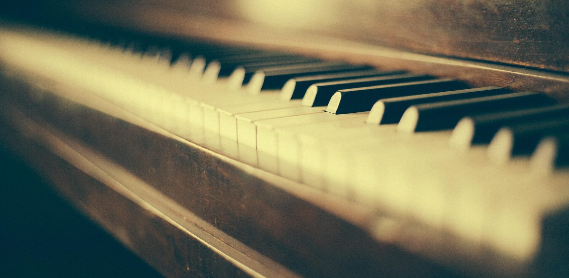 sepia piano-